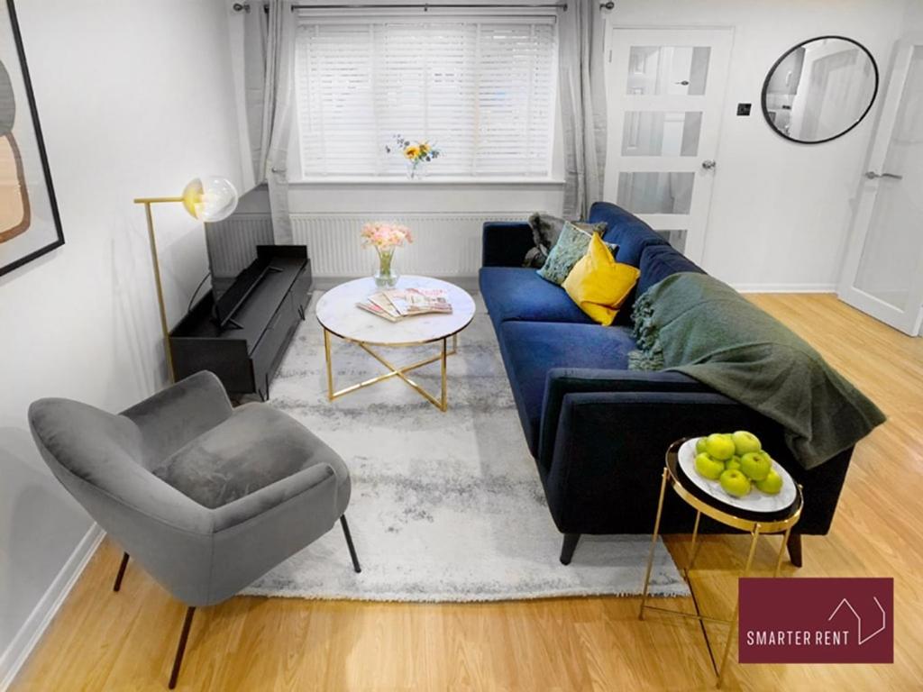 Farnborough - 2 Bedroom House - With Parking - Tap to explore photos