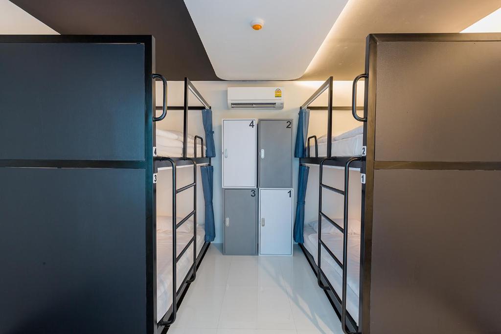 Номер (Спальное место в общем 4-местном номере (для 1 взрослого)), Хостел BearPacker Patong