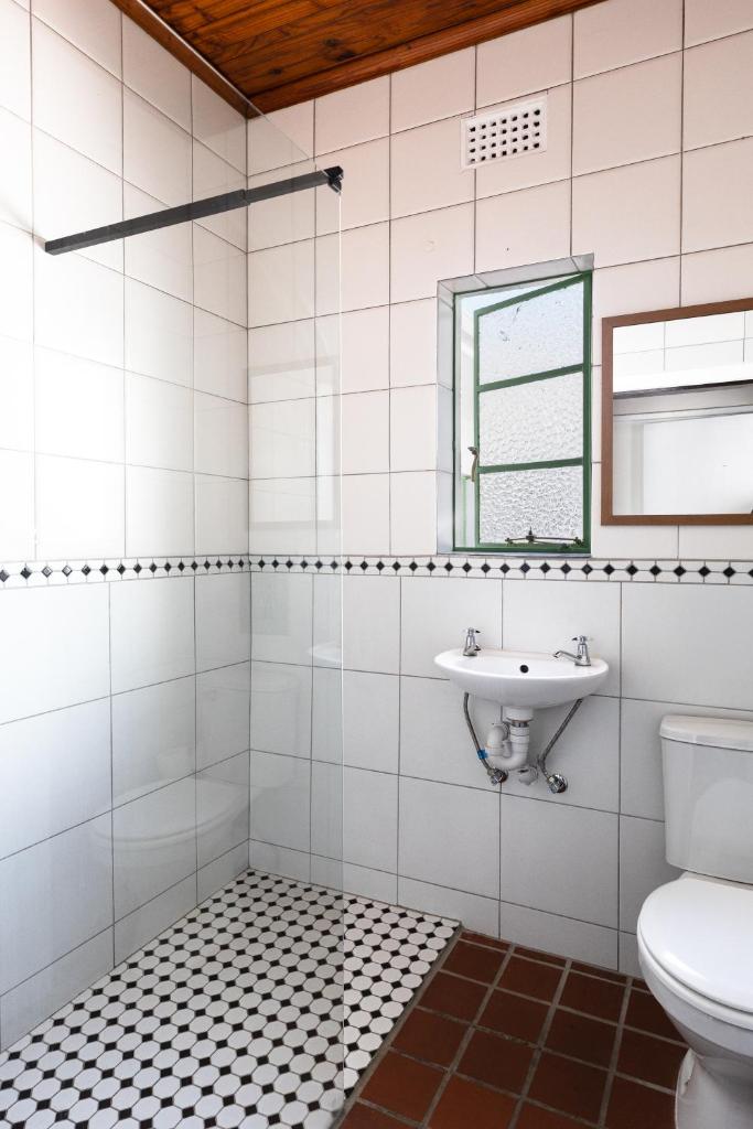 Long Street Backpackers Room Type - Budget Twin Room