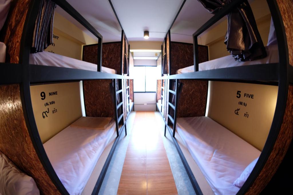 Четырехместный (Частный номер с 4 кроватями и ванной комнатой), Hide Bangkok Hostel