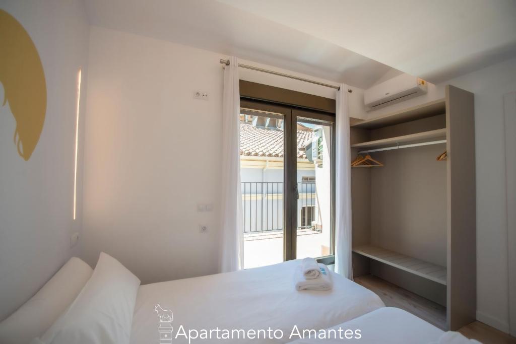 Apartamentos Plaza del Torico - Tap to explore photos
