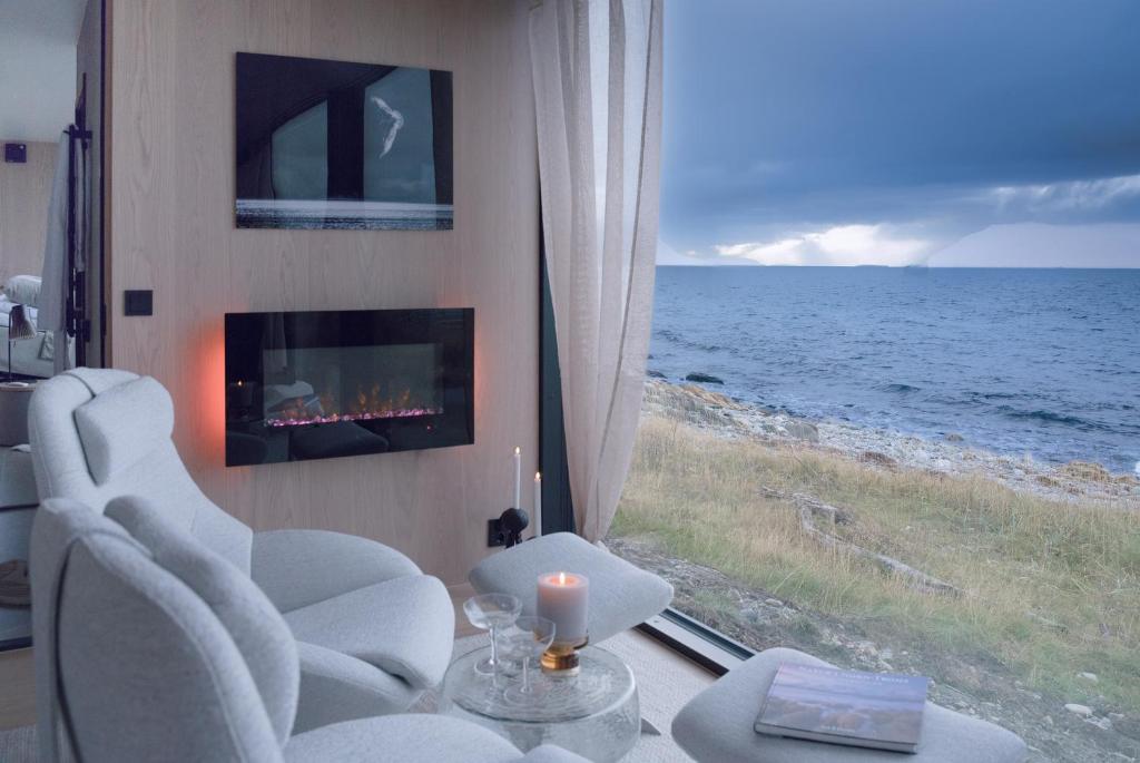 Lyngen Experience Lodge - Tap to explore photos