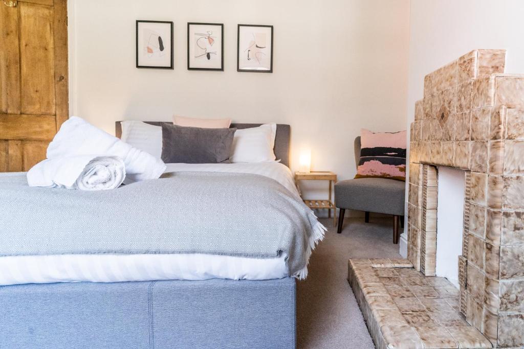 Spacious 3 Bedroom House York - Tap to explore photos