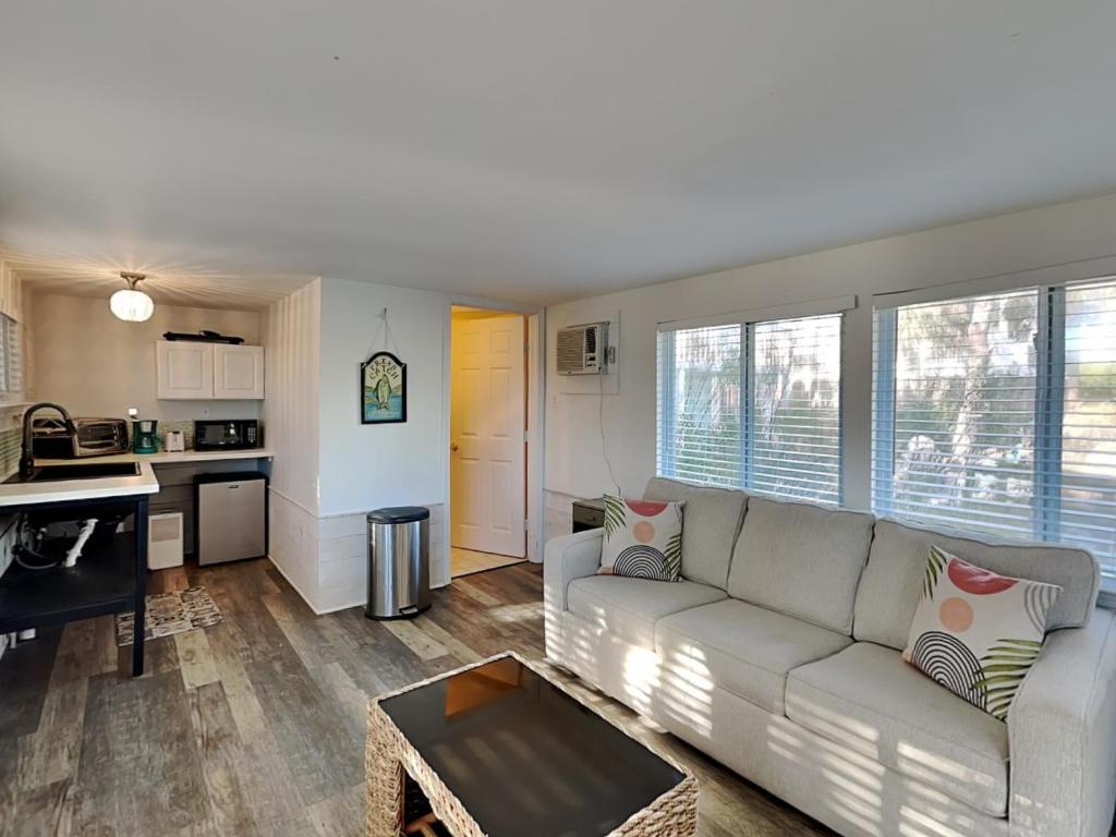 All Decked Out by Tybee Vacation Rentals - Tap to explore photos