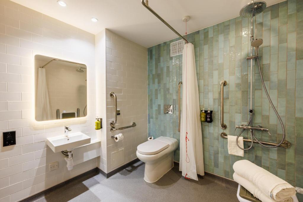Holiday Inn Stevenage by IHG Room Type - Double Room - Disability Access