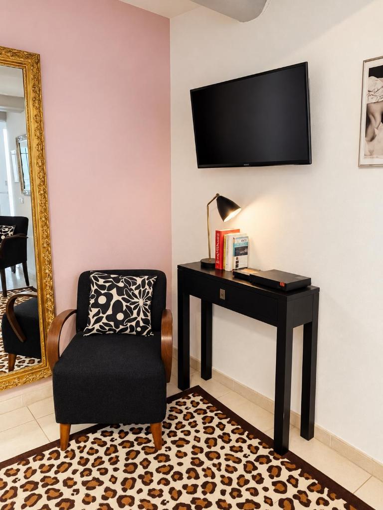 Artistic Antibes Apartment - Tap to explore photos