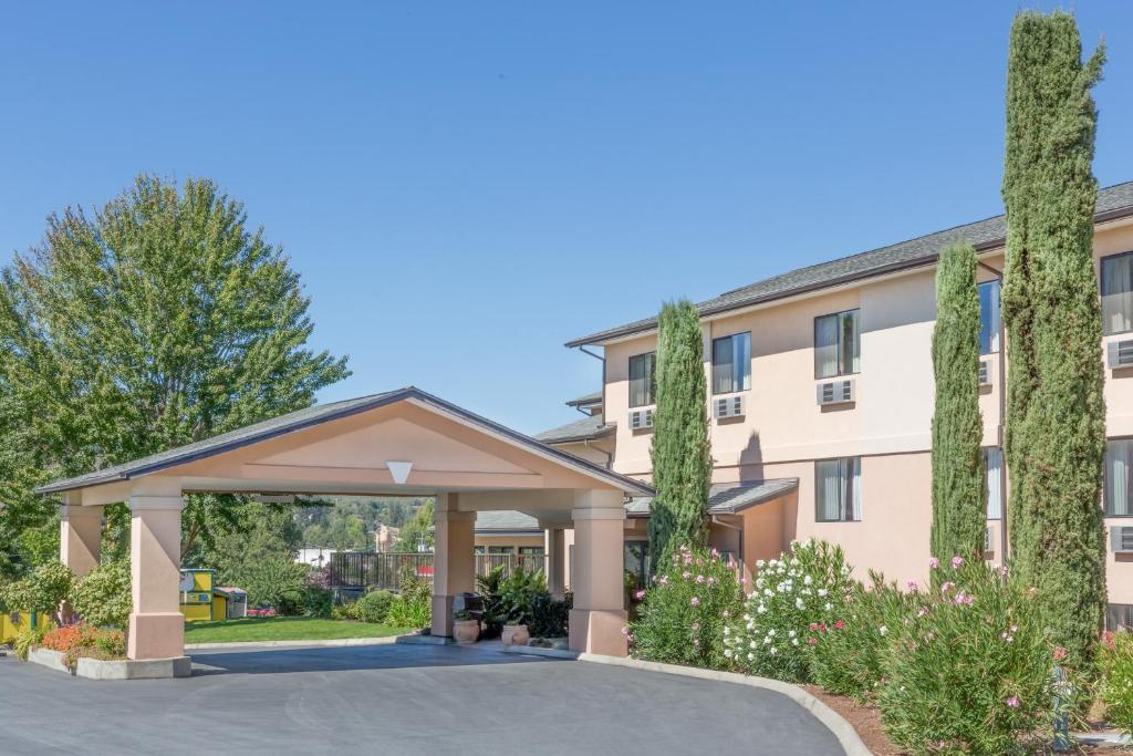 Super 8 by Wyndham Grants Pass image