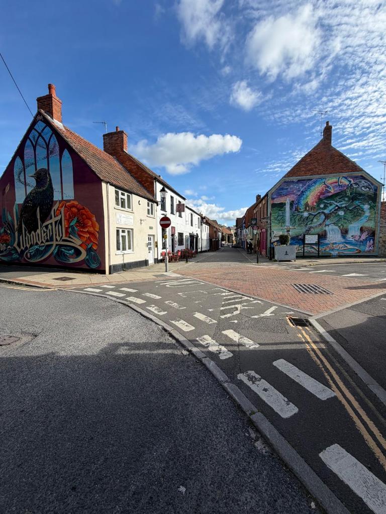 Glastonbury Secret Retreat- Split-Level 1 bedroom, 2 Single Bed, Air Condition - Tap to explore photos
