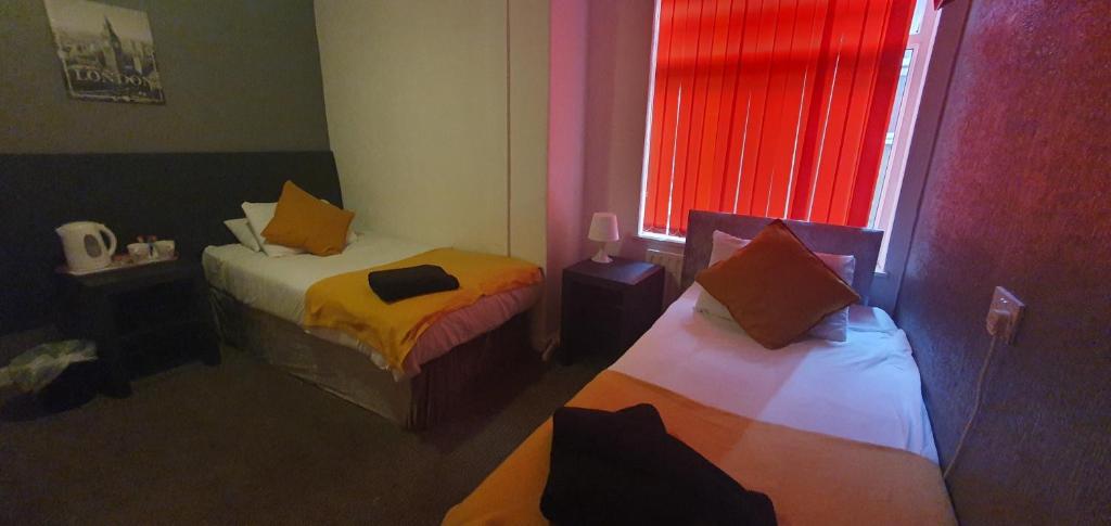 Las Palmas Hotel by the Sea Room Type - Twin Room, Private Bathroom