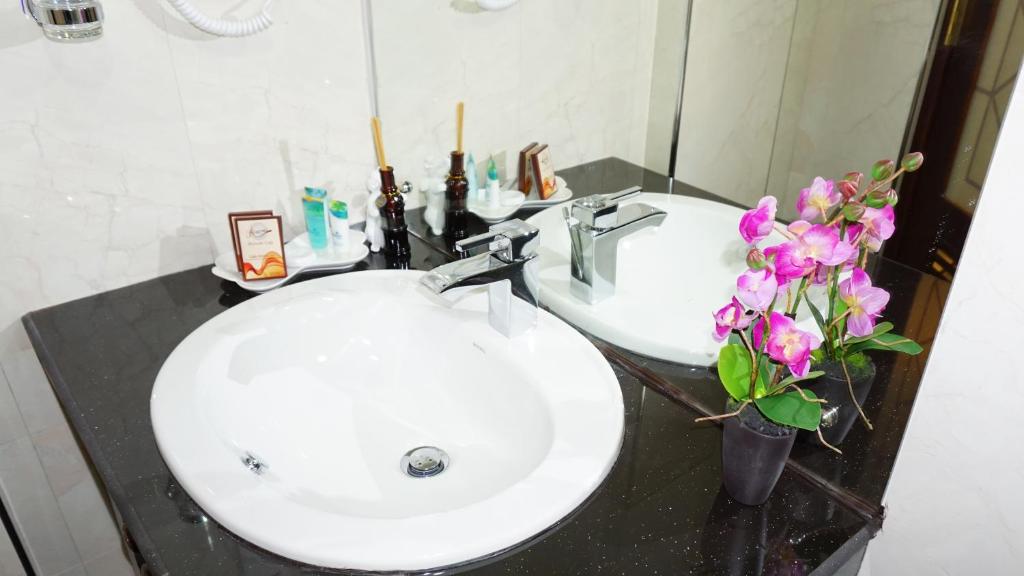 Двухместный (Semi Deluxe Rooms with 20% off from F&B, Free 24 hours Check in & Check out), Cafe Aroma Inn