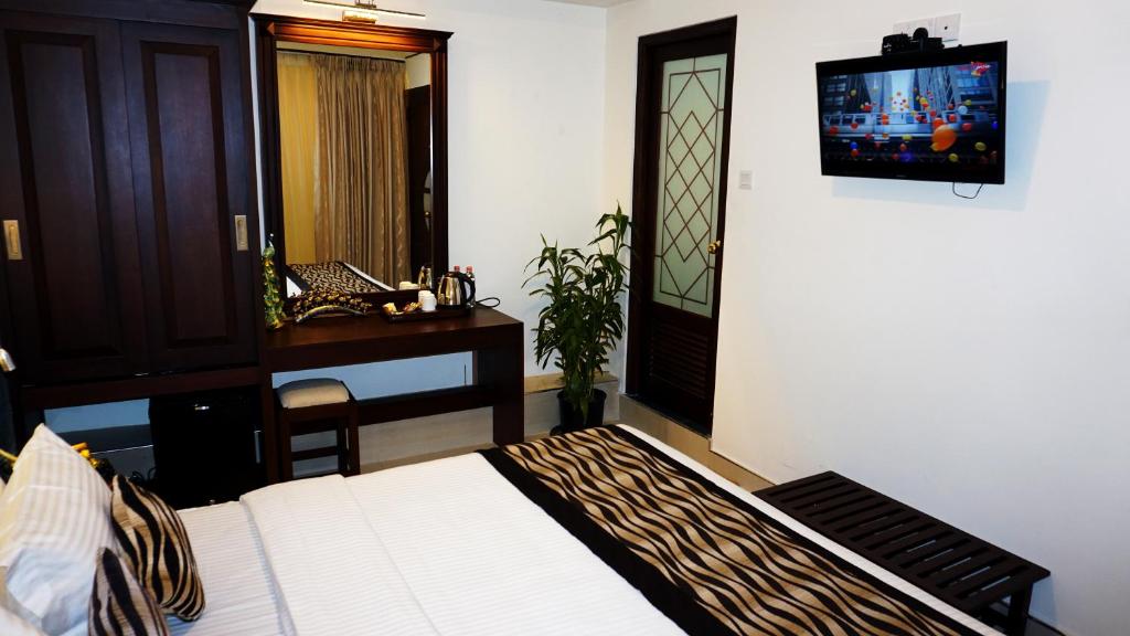 Двухместный (Semi Deluxe Rooms with 20% off from F&B, Free 24 hours Check in & Check out), Cafe Aroma Inn