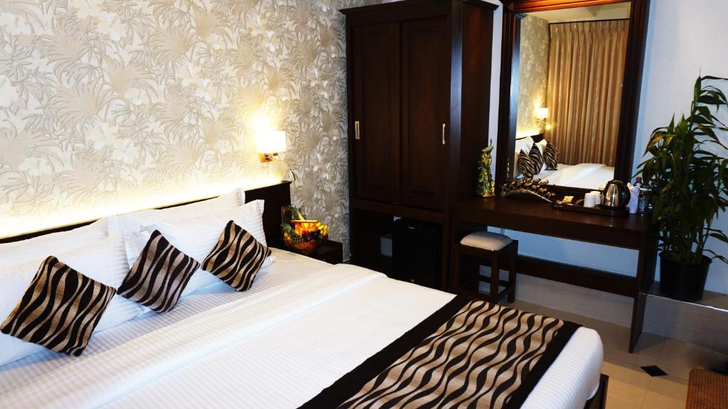 Двухместный (Semi Deluxe Rooms with 20% off from F&B, Free 24 hours Check in & Check out), Cafe Aroma Inn