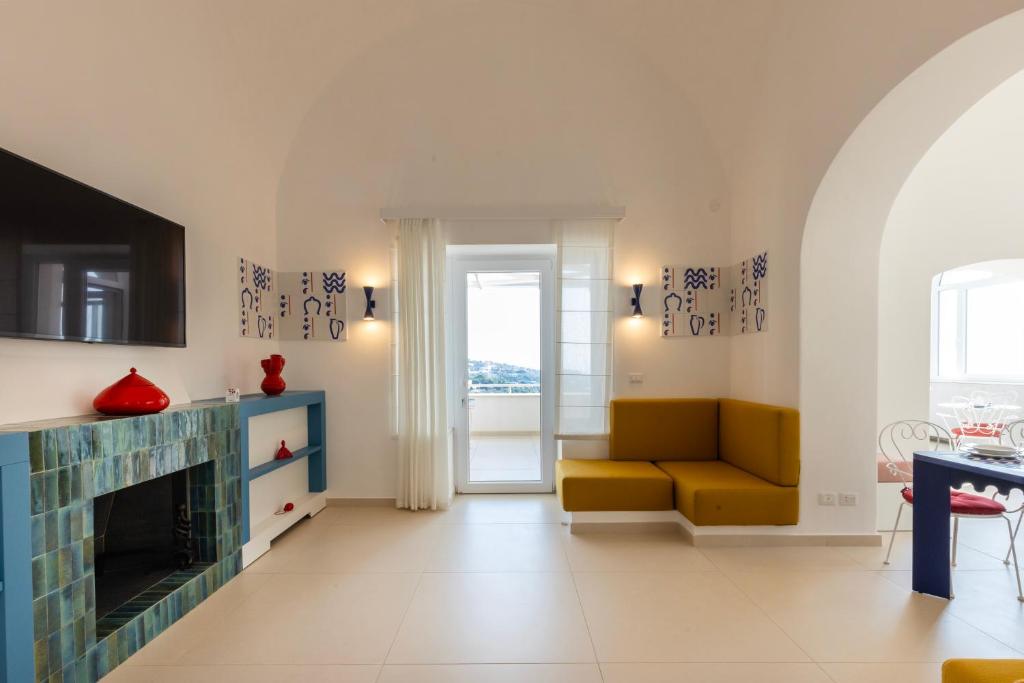 My Exclusive Italy - Elegant Villa in Anacapri Infinity Pool & Design - Tap to explore photos