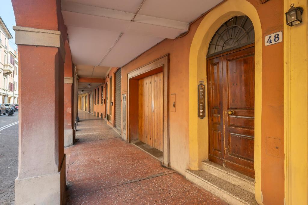 Just Urban Stays - Elegant 2-BR Penthouse with Balcony in City Center