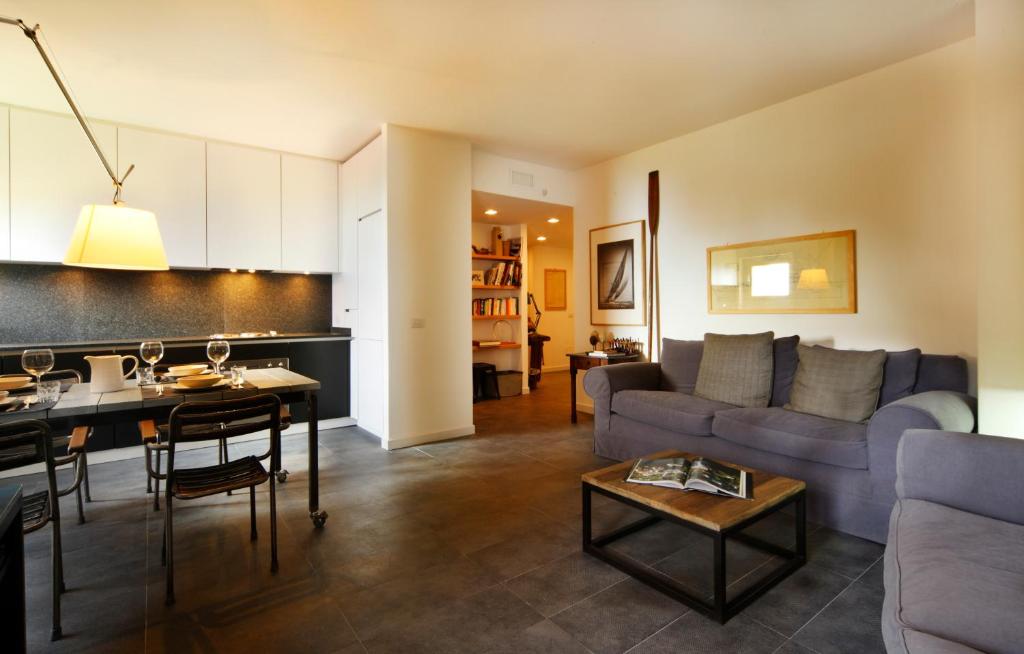 Charming Lake View Apartment photo 3