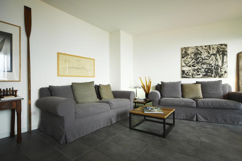 Charming Lake View Apartment photo 4