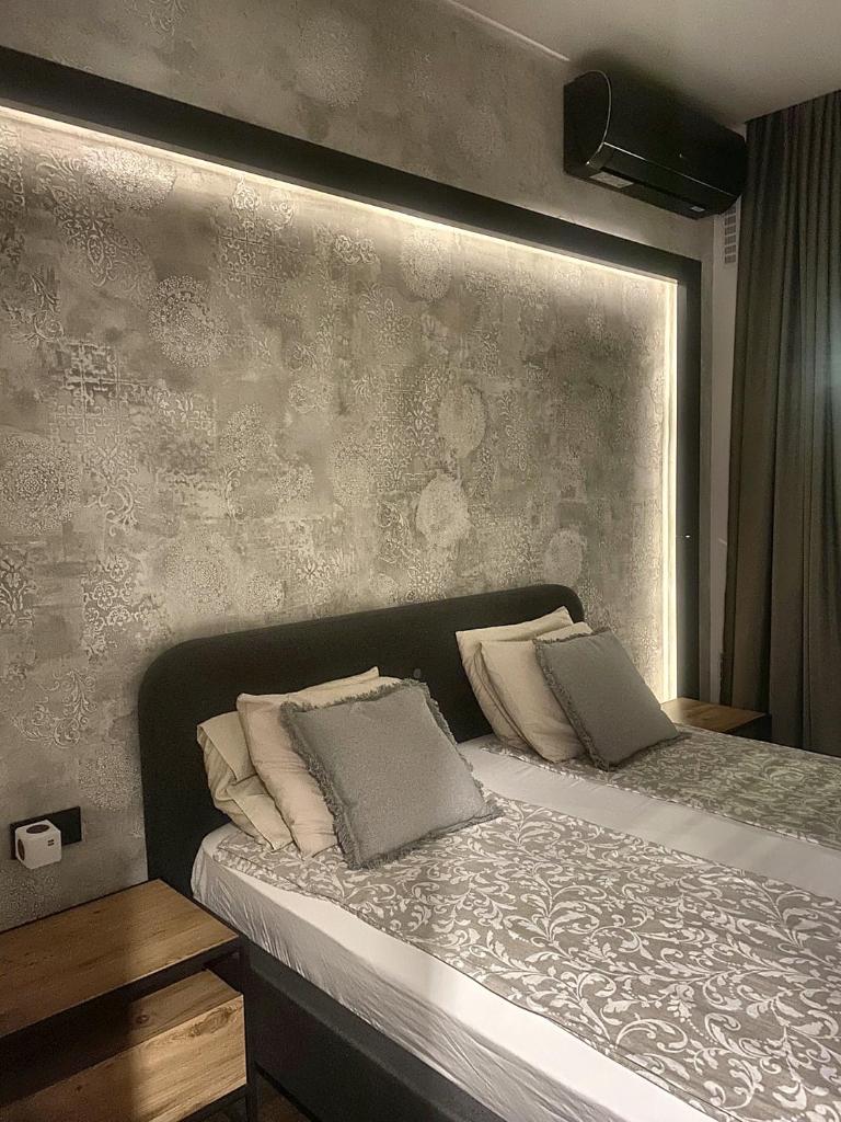 Luxury 2 Bedroom Apartment - Private Garden - Tap to explore photos