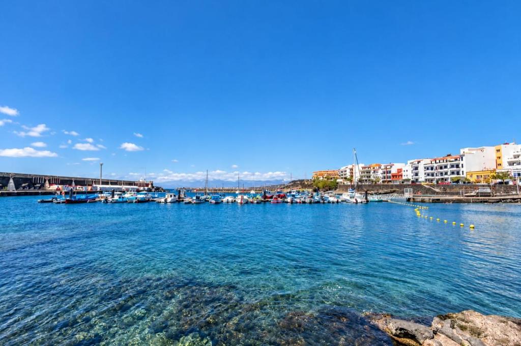 GuestReady - Beachfront Apartment Panoramic Views - Tap to explore photos