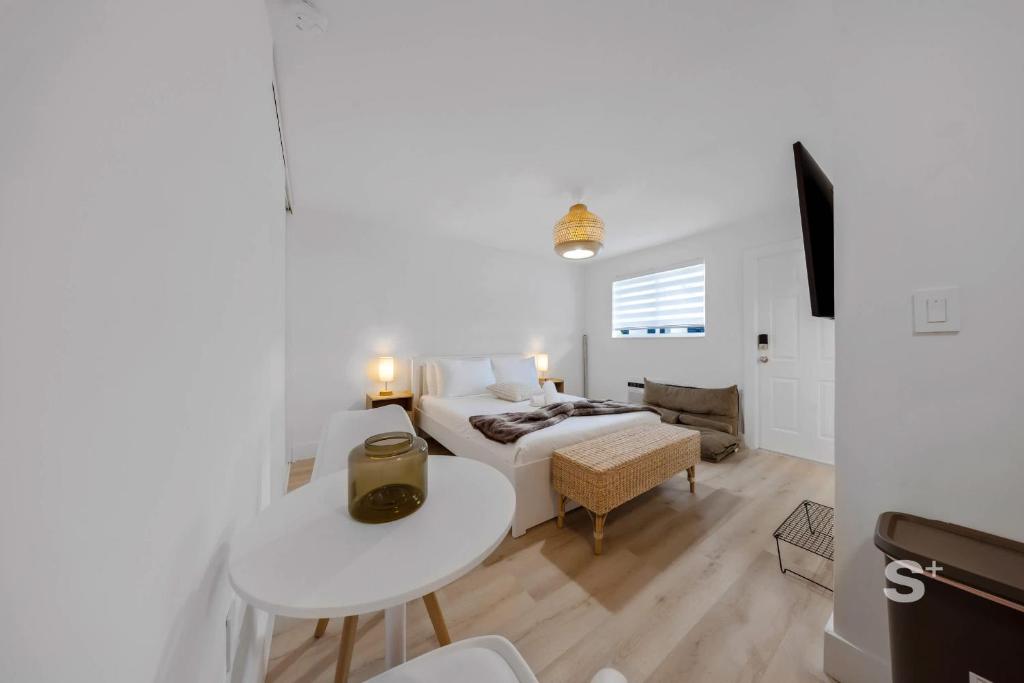 Cozy Miami Studio - Free Parking - Gym - BBQ - Tap to explore photos