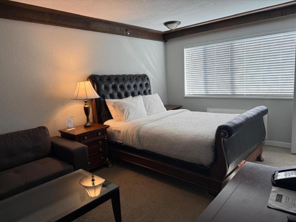 Abercorn Hotel, Trademark Collection by Wyndham Room Type - 2 Queen Beds, 2 Bedroom, Suite, Non-Smoking