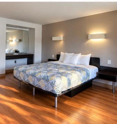 Motel 6 Claremont, CA Room Type - King Room - Non-Smoking