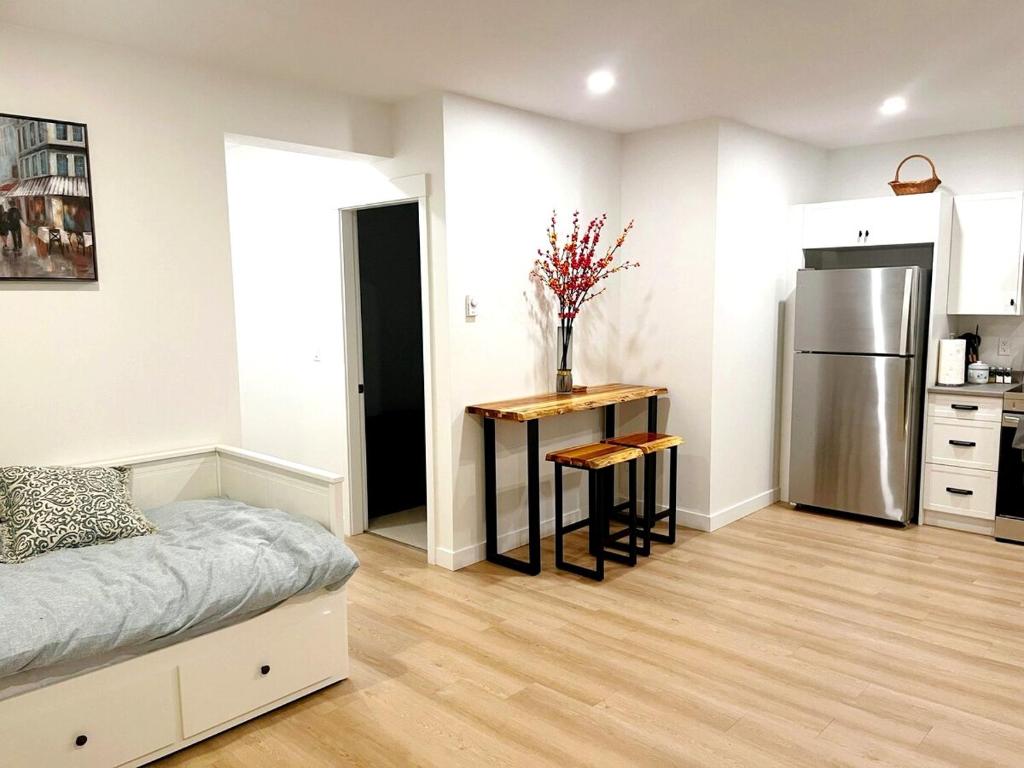 Brand New Suite in Willoughby Langley Private Entrance Full Kitchen Free Parking - Tap to explore photos