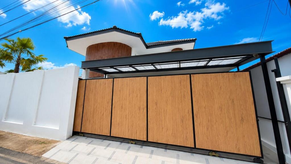 Private Pool Villa in Chiang Mai 4 Bedrooms and 5 Bathrooms, Chiang Mai