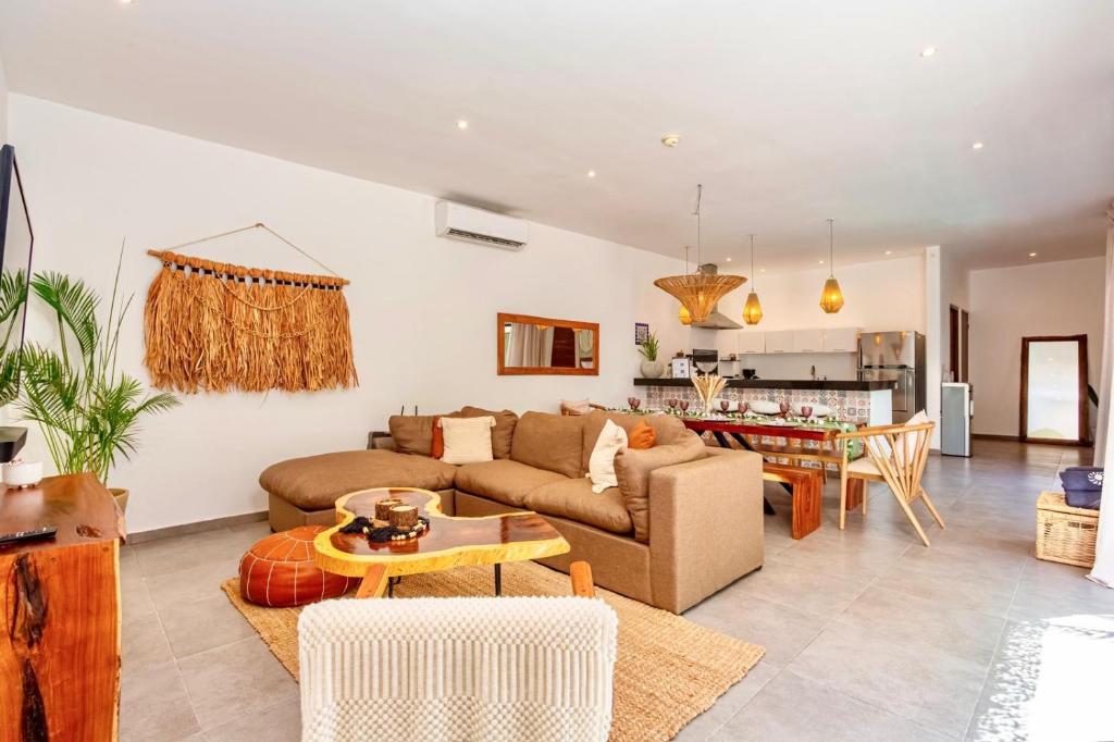 7BR Dream Villa Pool Jacuzzi and Stylish Patio - Tap to explore photos
