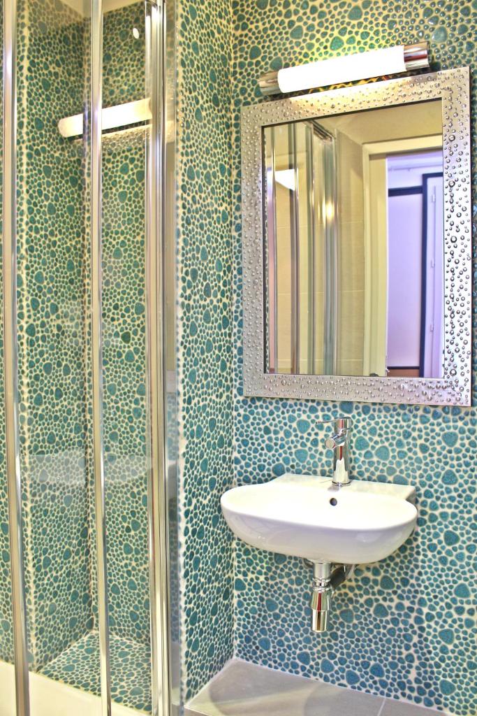 Одноместный (Одноместный номер с собственным душем и туалетом), Hôtel Marignan