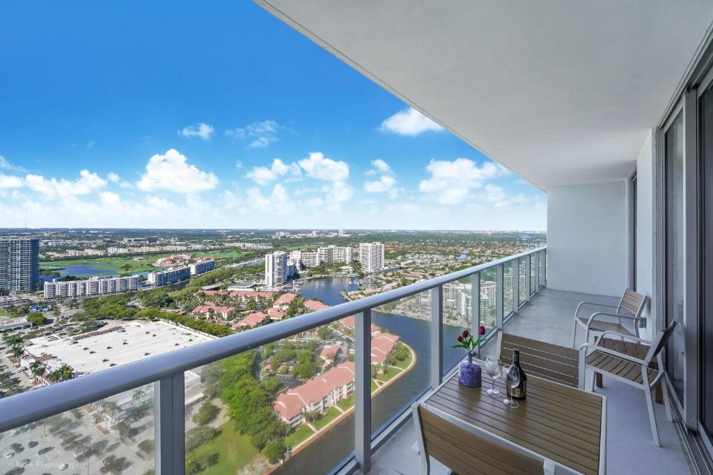 Mesmerizing 35th Floor Resort Pools and Views Room Type - Apartment