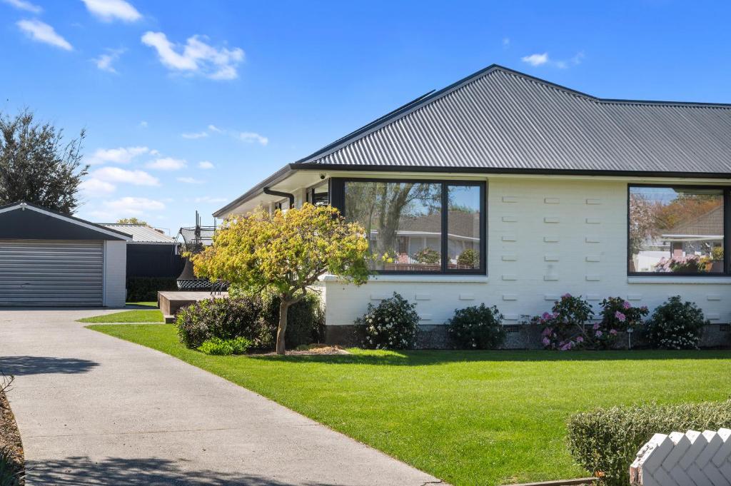 Private Family 4BR Home Near Airport - Sleeps 7 - Free Parking
