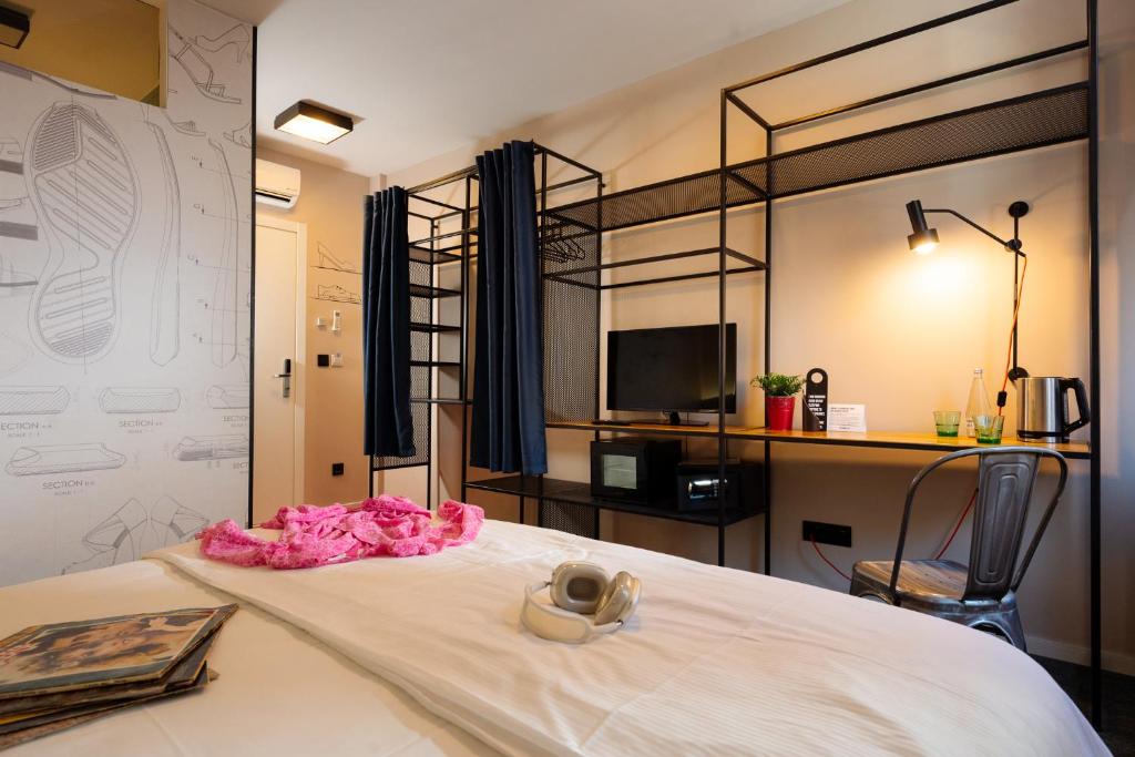 Stay Swanky Room Type - Deluxe Double Room