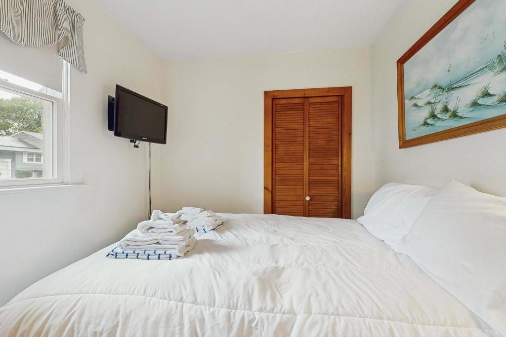 Hyannis Beach House - Tap to explore photos