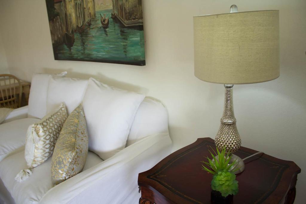 Kingston Luxury Condo Apartment photo 4