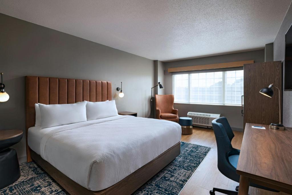 Four Points by Sheraton Houston West Room Type - Room, 1 Queen Bed