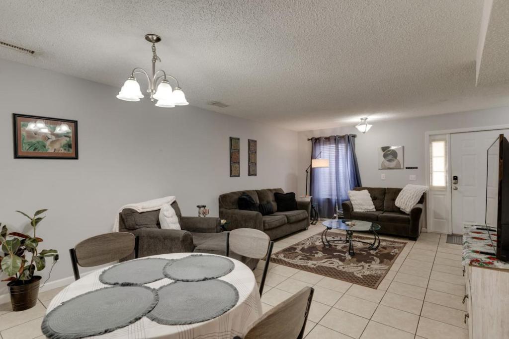 Nashville HQ King Bed l 5 Min to Broadway l Park - Tap to explore photos