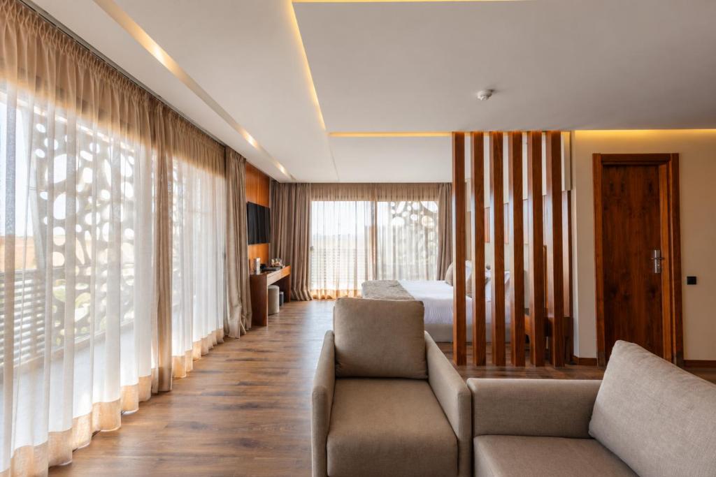 Longue Vie Hôtels Room Type - King Suite with Balcony