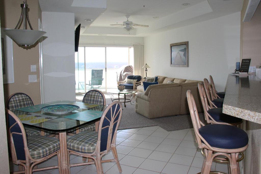 Lake Ozarks Get Away Topsider image
