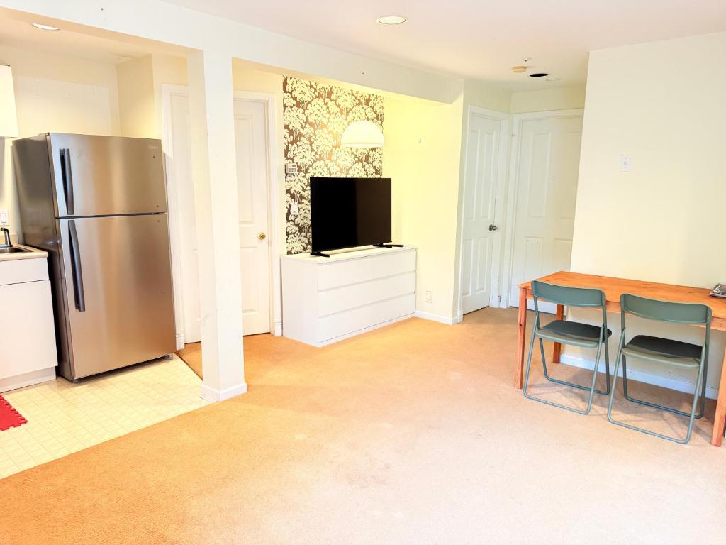 Cozy Dunbar 5 Beds Home with Views, Near UBC, DT, YVR - Tap to explore photos