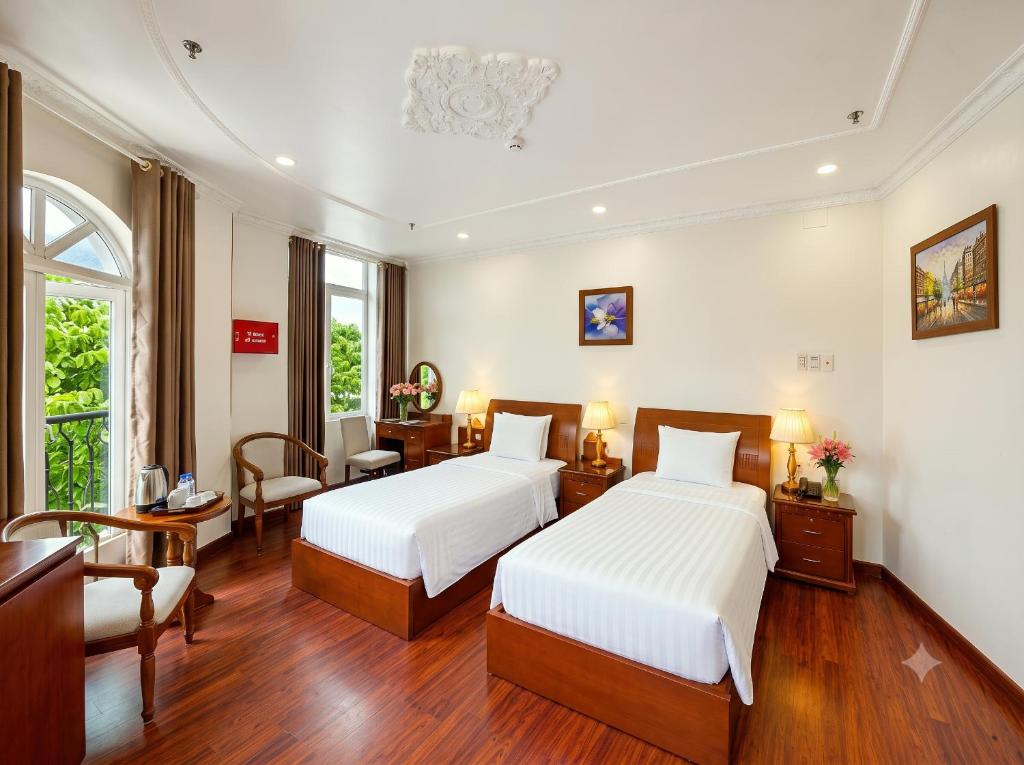 DAHLIALAND SAIGON HOTEL & SWIMMING POOL Room Type - VIP Twin Room with Balcony