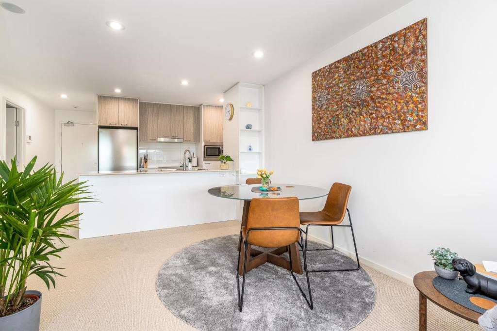 Impeccable Apt in the Heart of Canberra - Hosted by CanStay - Tap to explore photos