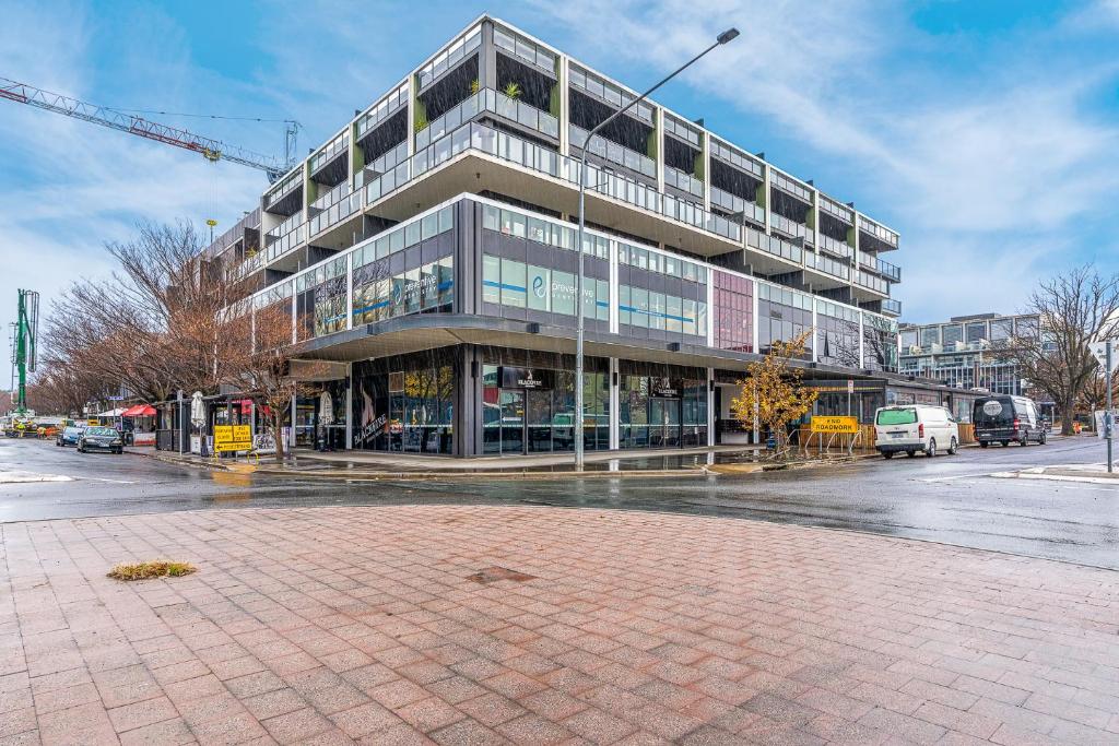 Roomy 2BR 2BA City-Centre Apt, Canberra