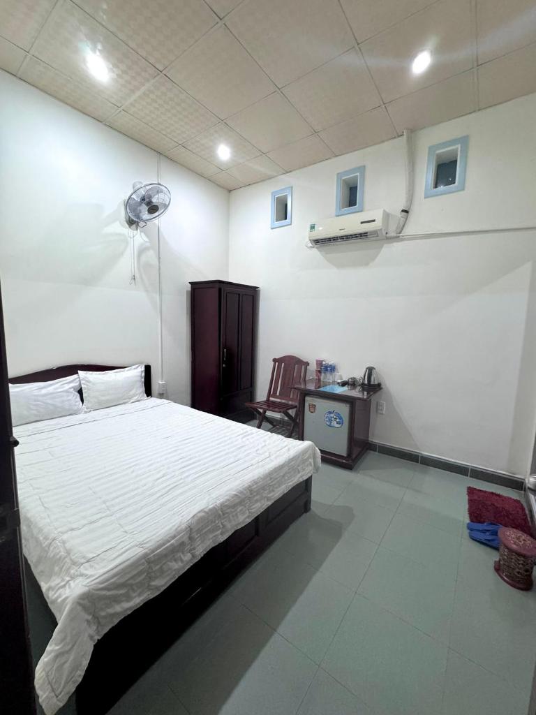 Cát Tường Hotel - Tap to explore photos