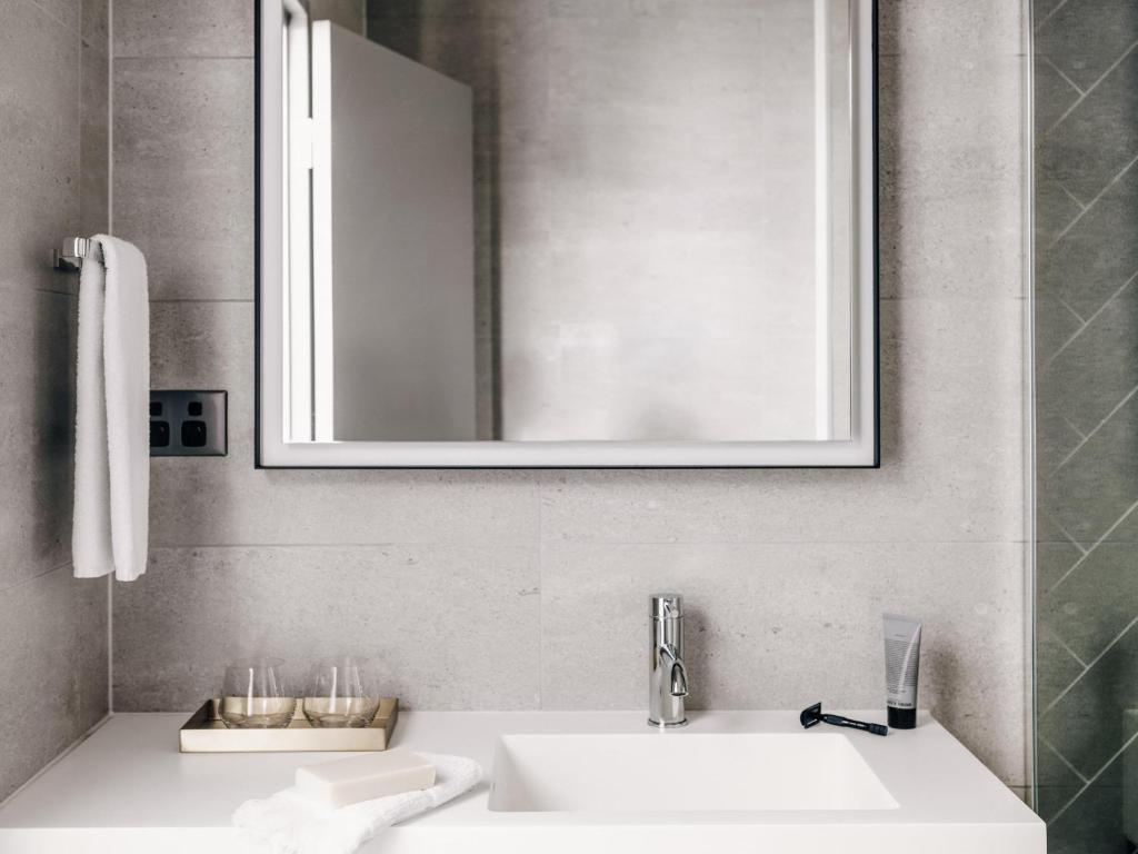 Novotel Melbourne South Wharf Room Type - Standard Queen Room