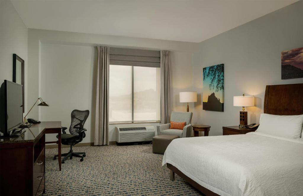 Hilton Garden Inn Phoenix Airport North Room Type - King Room with Bath Tub - Mobility Access