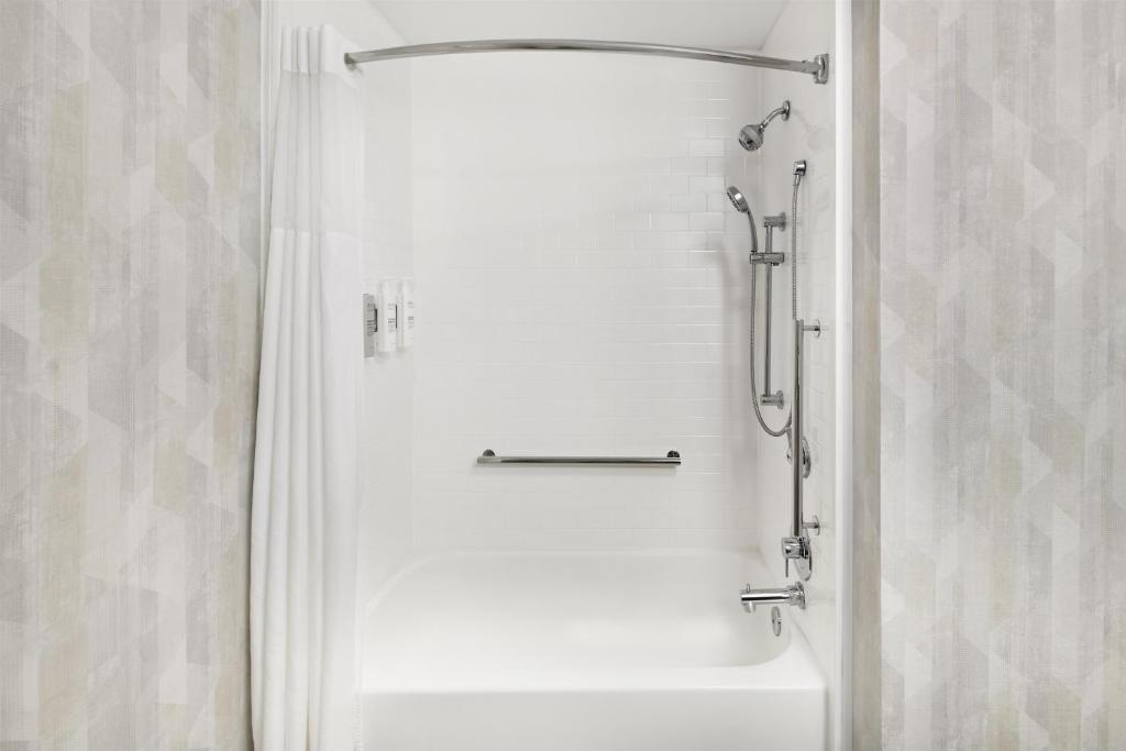 Hampton Inn & Suites by Hilton Detroit/Sterling Heights - Tap to explore photos