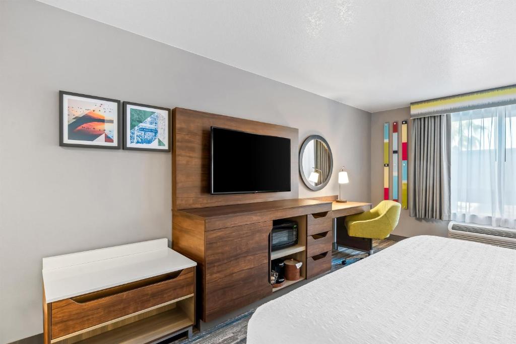 Hampton Inn & Suites by Hilton Lathrop Room Type - King Room - Hearing Access/Non-Smoking