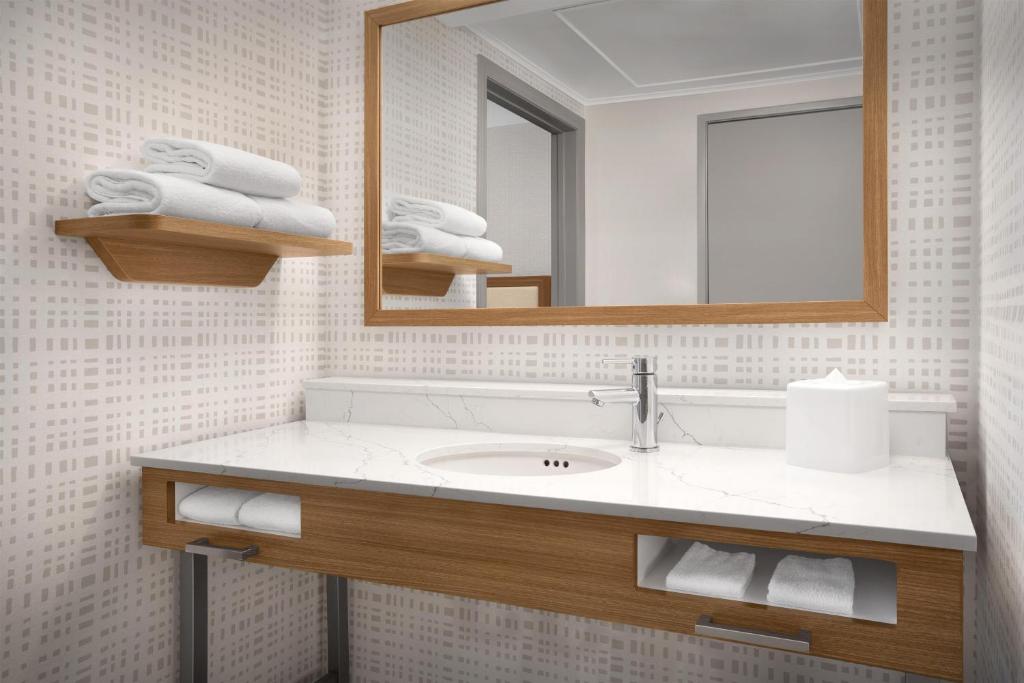 Hampton Inn & Suites by Hilton San Clemente Room Type - One-Bedroom King Suite - Non-Smoking