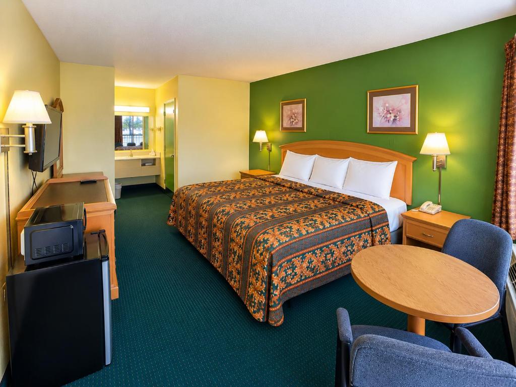 Travelers Inn Gainesville Room Type - Queen Room - Non-Smoking