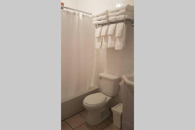 Two-Bedroom Apartment Sweet #4 by Amazing Property Rentals photo 2